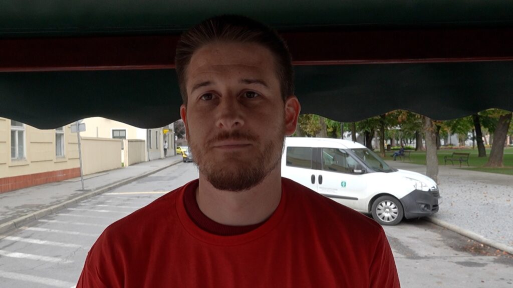 Dr. Vedran Šćuric, specijalist javnozdravstvene medicine, na štandu povodom Svjetskog dana srca na bjelovarskom korzu.