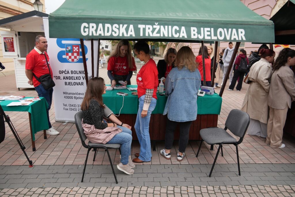 Dr. Vedran Šćuric, specijalist javnozdravstvene medicine, na štandu povodom Svjetskog dana srca na bjelovarskom korzu.