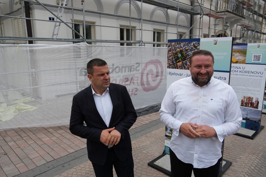 Gradonačelnik Dario Hrebak i zamjenik Igor Brajdić na otvaranju izložbe "Bjelovar jučer, danas, sutra"