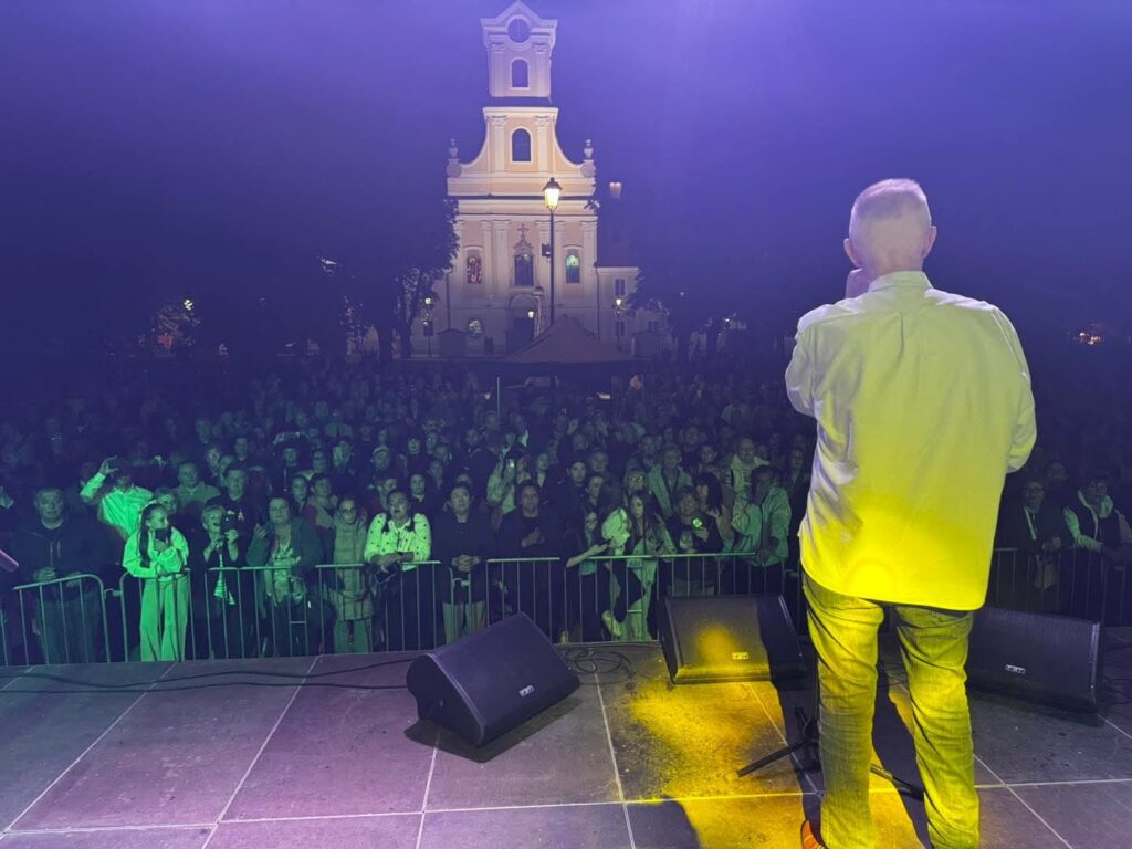 Mate Bulić na pozornici pred brojnom publikom – Grad Bjelovar, proslava Dana Grada i branitelja.