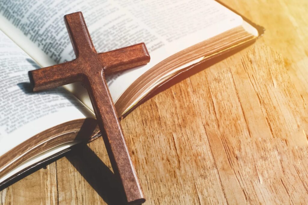 Križ i Biblija na stolu