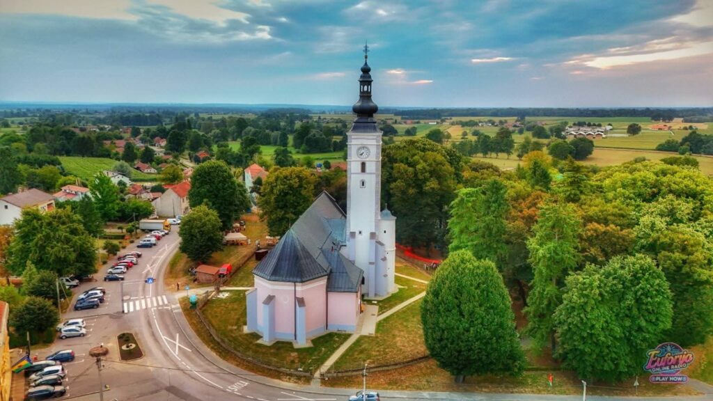 Crkva i centar Općine Nova Rača iz zraka