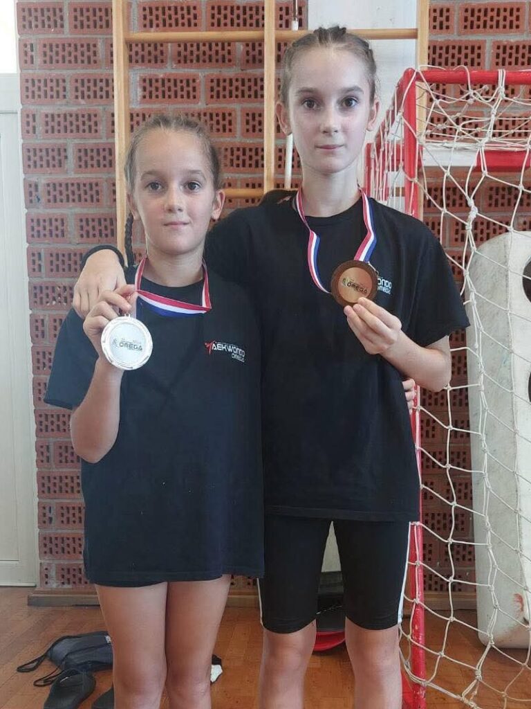 Sestre Petra i Marija Jukić s medaljama na 4. Omega kupu u Bjelovaru