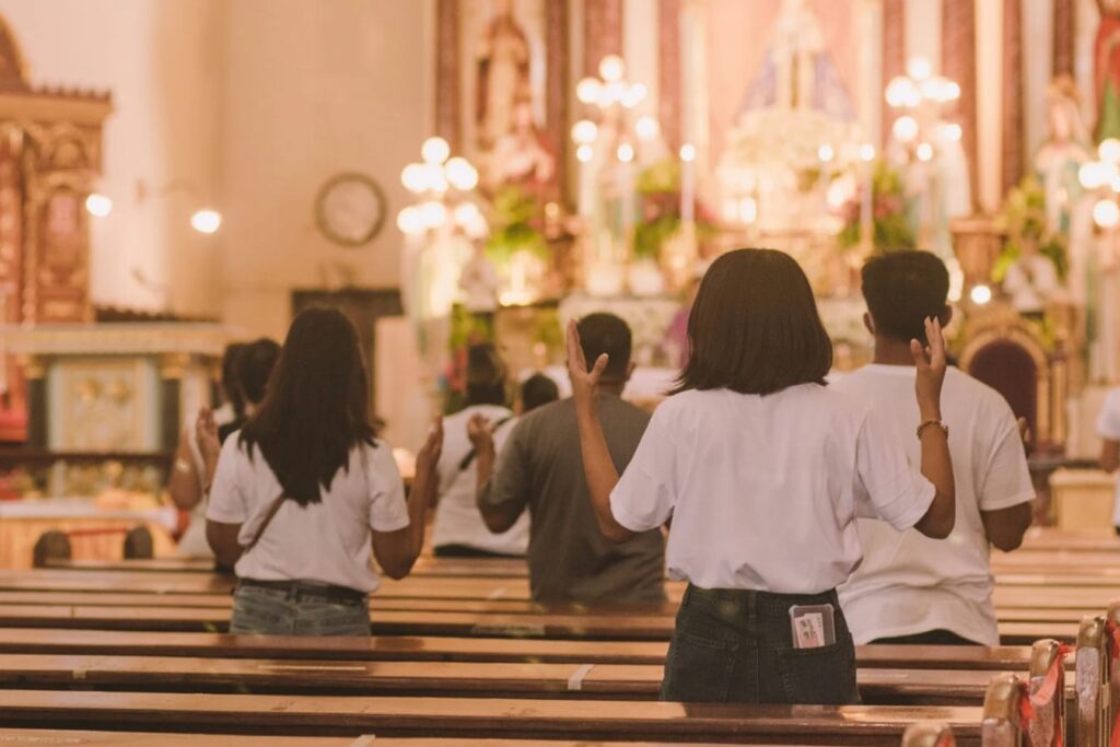 Ljudi mole tijekom Svete mise u katoličkoj crkvi