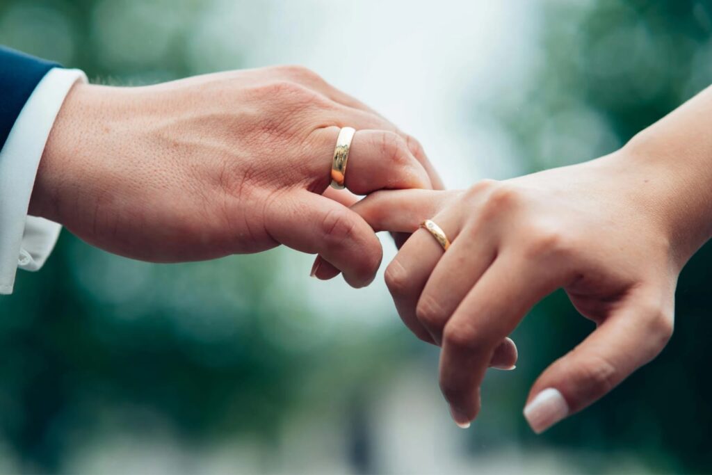 „Vjenčani prsteni na rukama mladenaca“