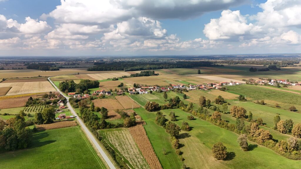 Nova Rača – srce ravnice i ponos Bilogore. Pjesma i video “Nova Rača, srce ravnice” u produkciji Euforije slave ljepotu, vjeru i rad ljudi iz našeg kraja.