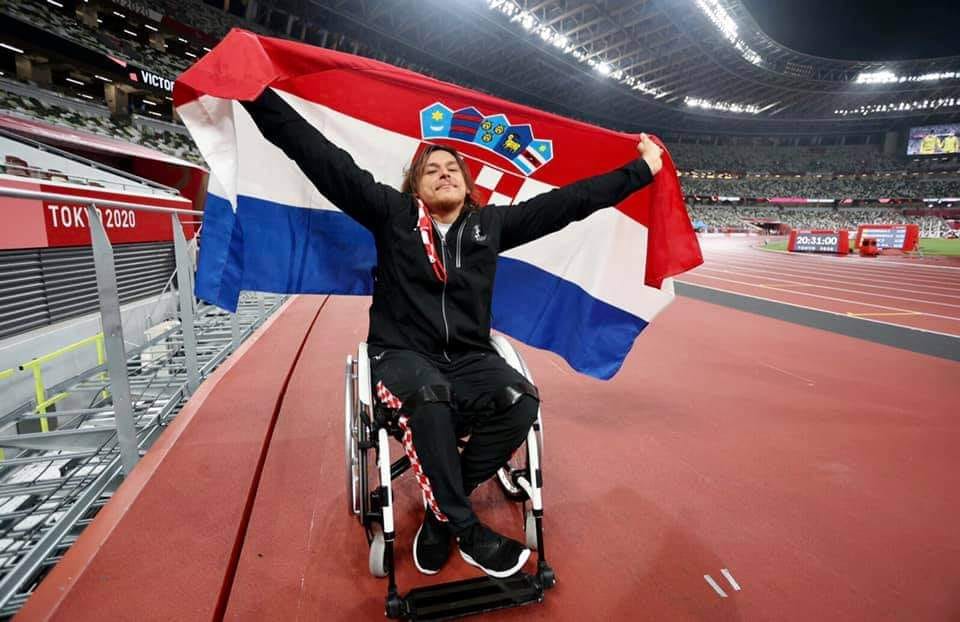 Hrvatska slavi! Deni Černi i trener Boris Kljaić osvojili su zlato.