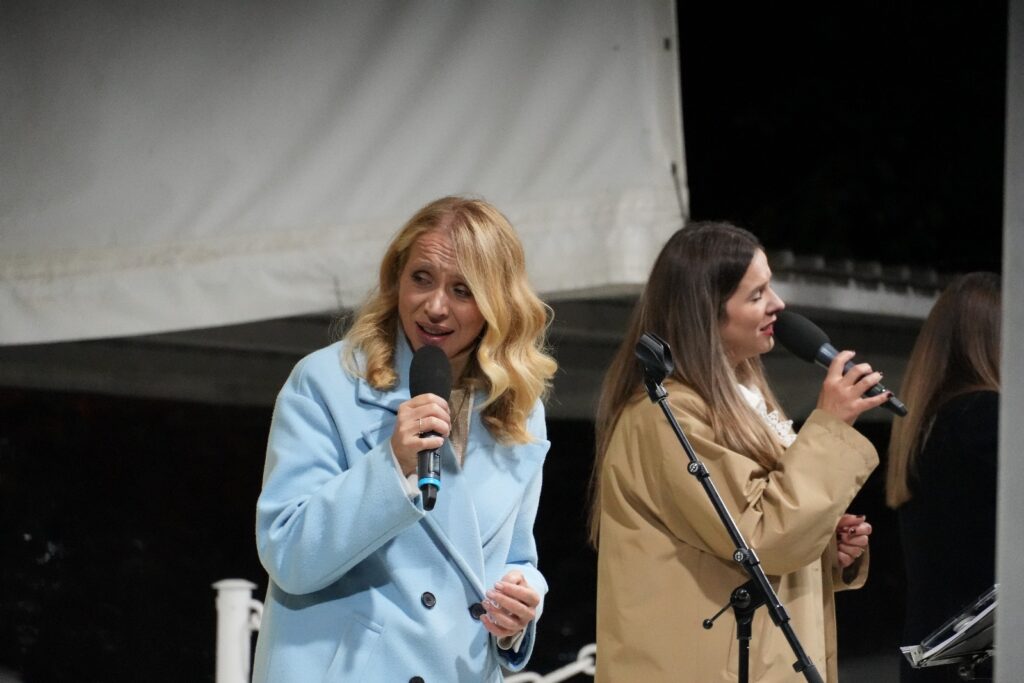 Sestre Ivana i Marija Husar emotivno pjevaju na duhovnom koncertu u svetištu u Novoj Rači.
