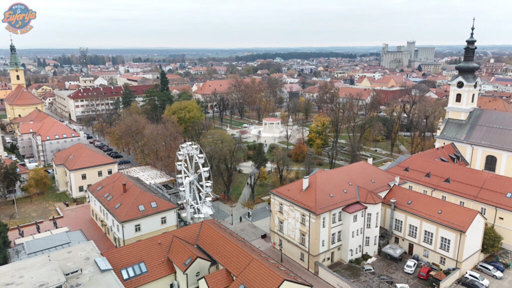 Advent u Bjelovaru 2025: panoramski kotač za 0 eura, veliko klizalište, koncerti i rasprava o božićnicama